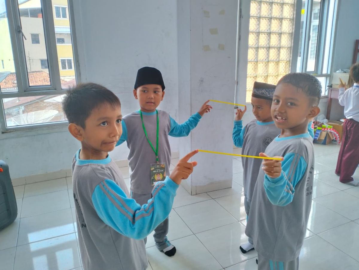 Latih Fokus dan Ukhuwah, Serunya Siswa Baru SDIT Darussalam Main Keseimbangan Sedotan di MPLS 2026