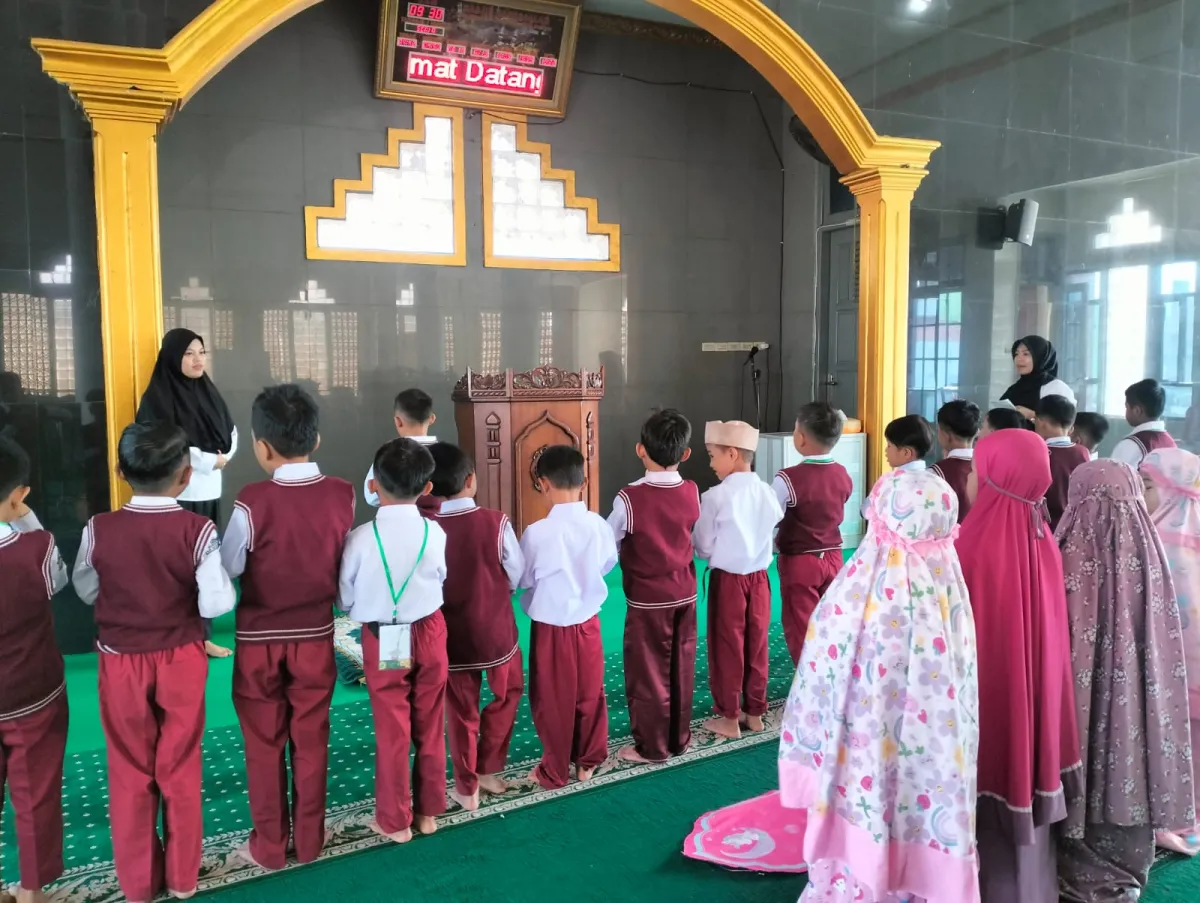 Siswa dan Siswi SDIT Darussalam Muaradua gelar sholat dhuha berjamaah